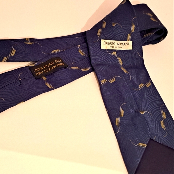 Giorgio Armani Mens Tie. 100% Silk. Blue with gold geometrical design. - Picture 7 of 11